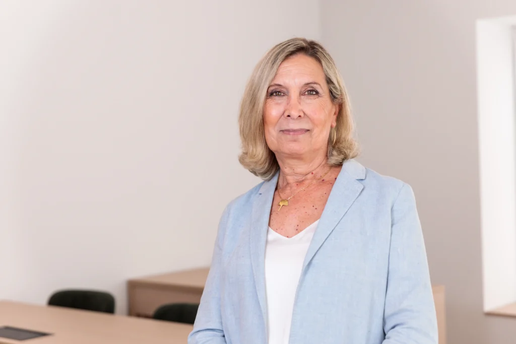 Retrato profesional de Olga Garay, Licenciada en Kinesiología y Fisiatría, Osteópata D.O. con más de 40 años de experiencia clínica y académica