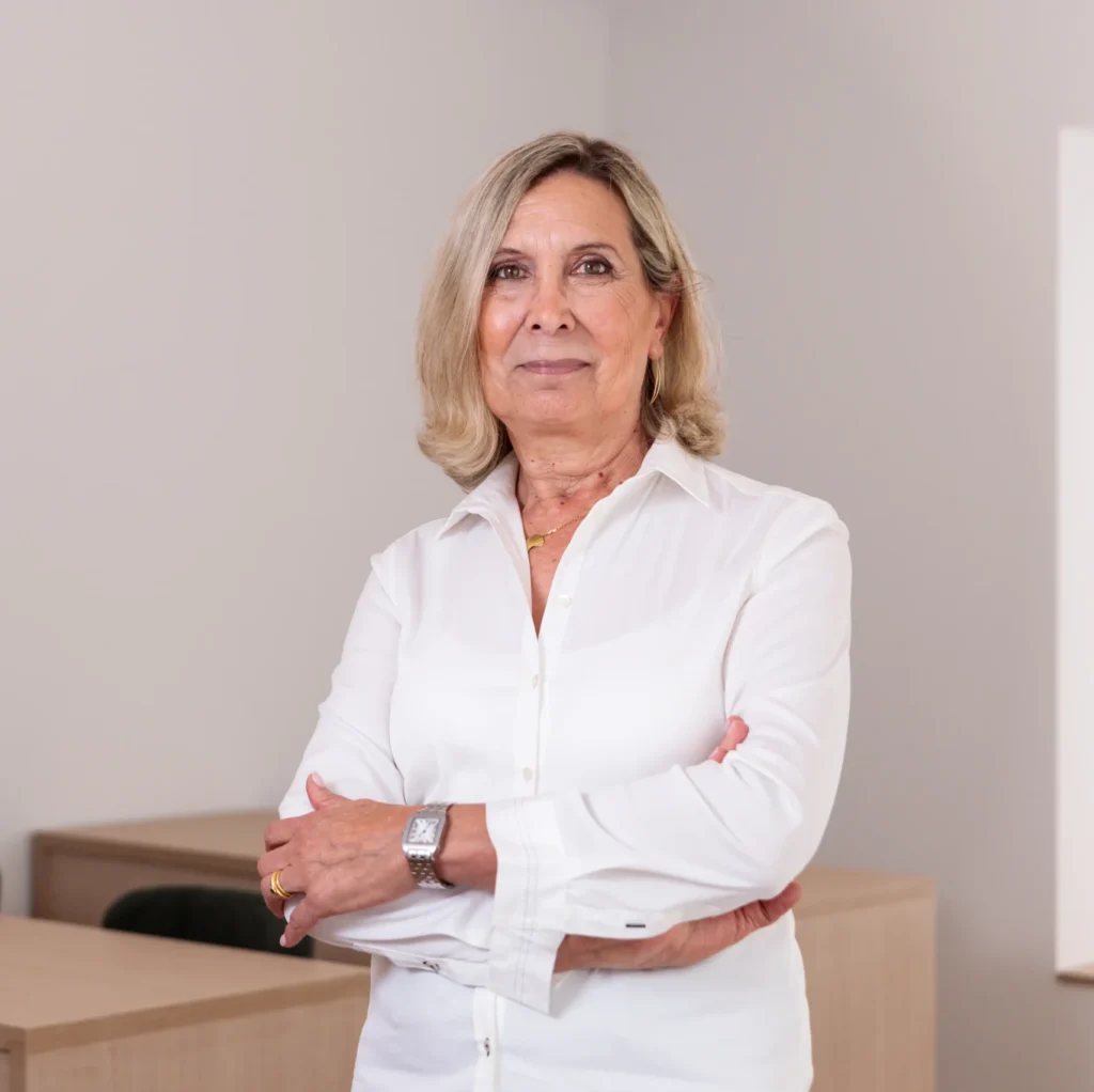 Retrato profesional de Olga Garay, Licenciada en Kinesiología y Fisiatría, Osteópata D.O. con más de 40 años de experiencia clínica y académica