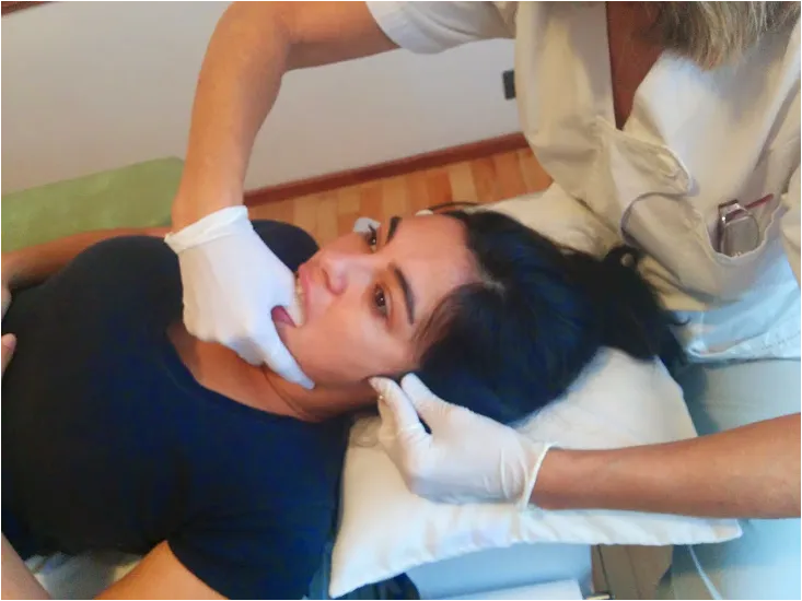 Mujer recibiendo terapia ATM