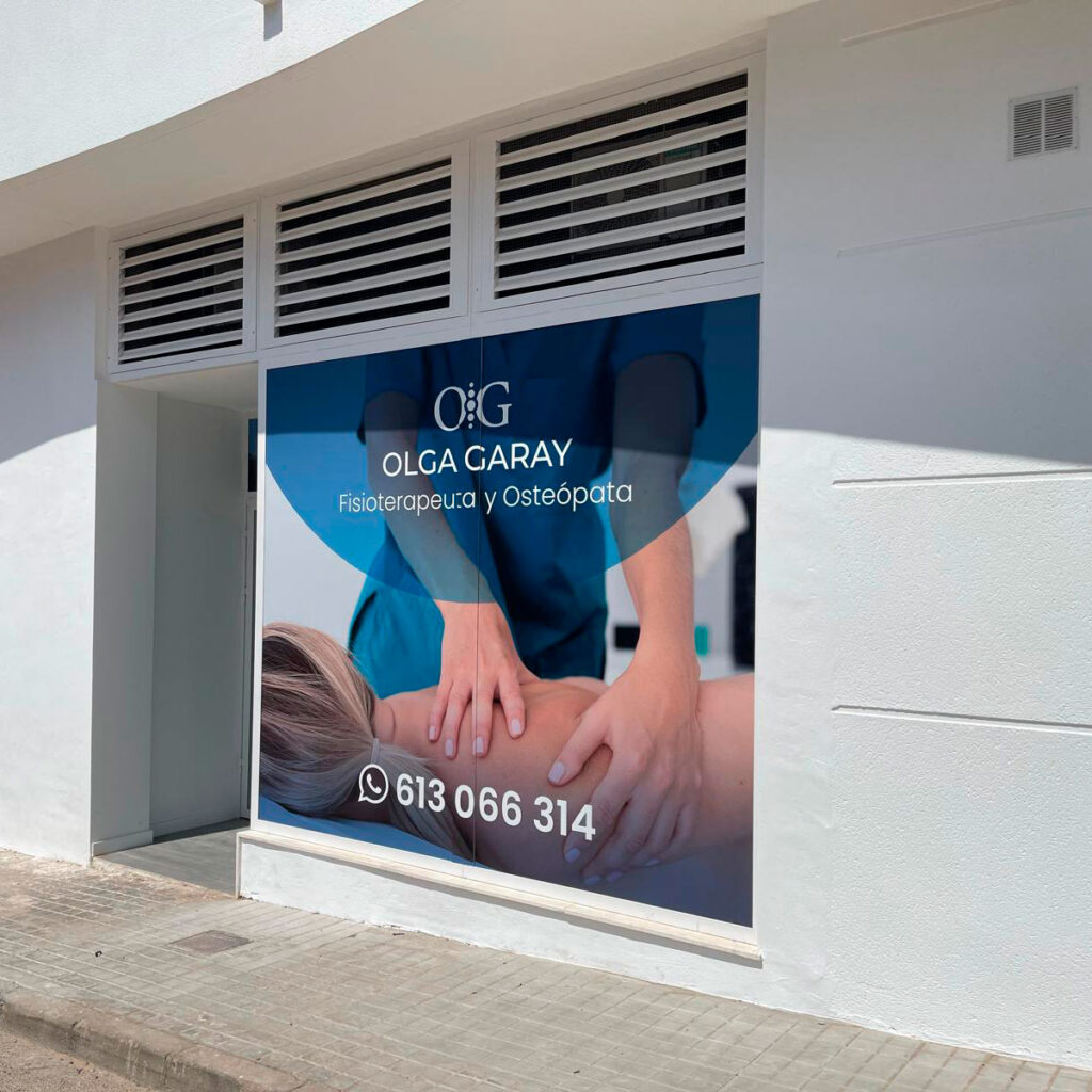 Entrada a la consulta de osteopatía en Náquera para pacientes de Bétera, Serra y Moncada.