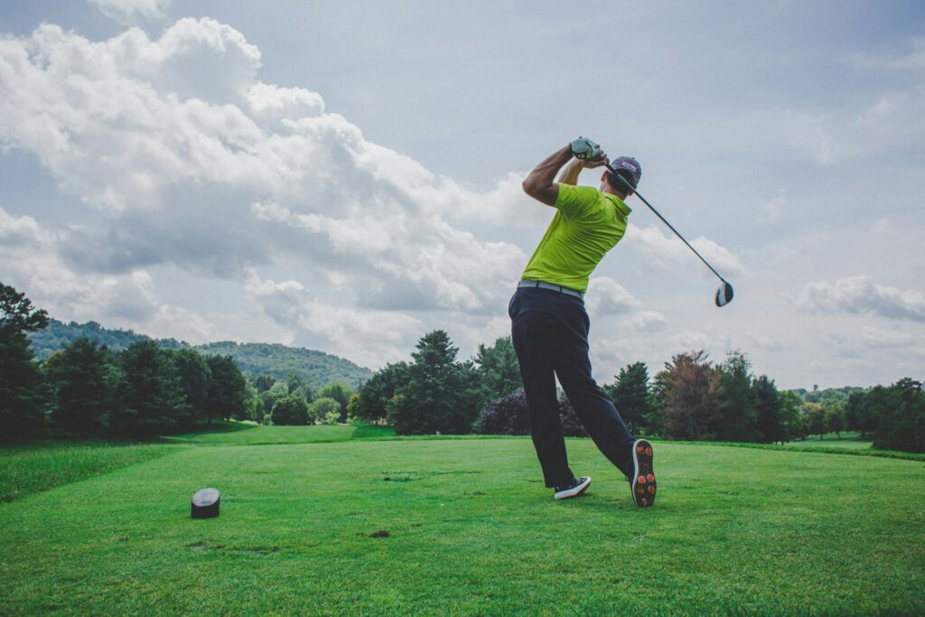 Golfista ejecutando un swing - Prevención del dolor al jugar al golf en espalda y hombro